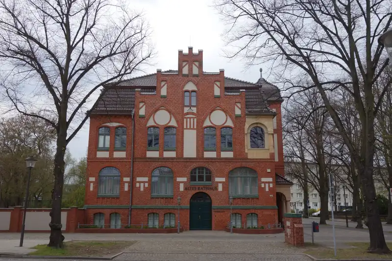 Altes Rathaus Hennigsdorf, Backsteinbau mit Ziergiebeln