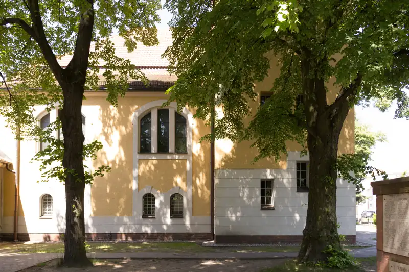 Dorfkirche Hohen Neuendorf, Südseite mit Bäumen davor
