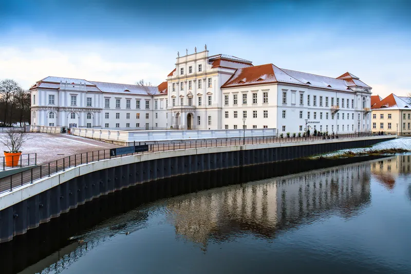 Schloss Oranienburg, vom Wasser aus gesehen