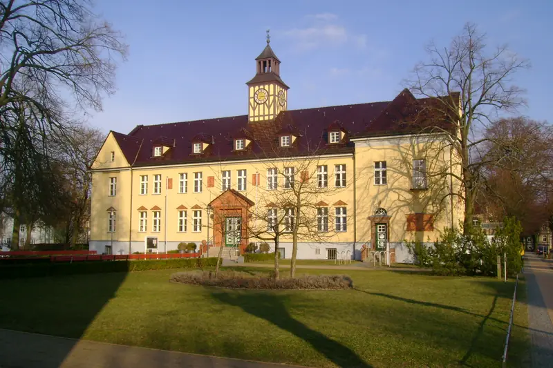 Rathaus Velten mit Uhrturm und Rasenfläche davor